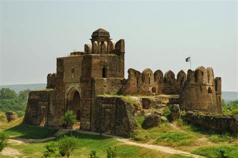 A Rohtas Fort: Um Tesouro Históricão Imponente e Misterioso!