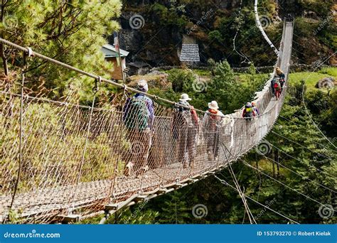 A Ponte de Ferro Suspensa de Mengding: Uma Marvilha da Engenharia Tradicional e Um Olhar Deslumbrante sobre a Paisagem de Ya'an!