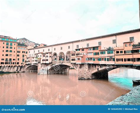 A Ponte Vecchio: Uma Obra-Prima Medieval Que Faz da Firenze um Sonho!