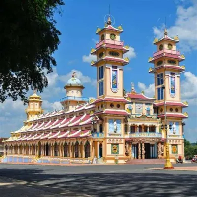 Cao Dai Temple! Um Oásis de Arquitetura Ecléctica e Fé Vibrante em Tay Ninh