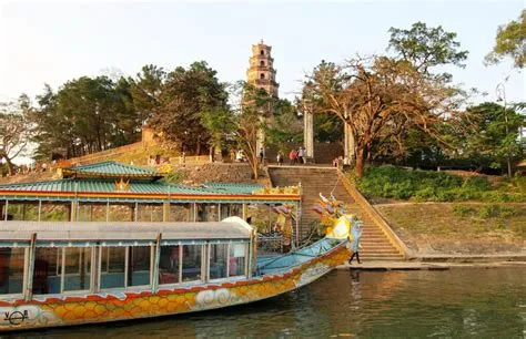 Pagoda Thien Mu: Uma joia arquitetônica com vistas panorâmicas sobre o Rio Perfume!