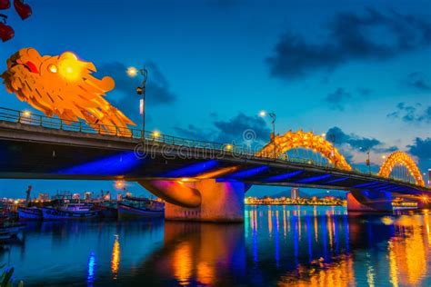  Parque da Ponte do Dragão de Cristal em Harbin: Uma Maravilha Invernal Brilhante e Mística!