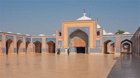  Shah Jahan Mosque! Uma Jóia Arquitctónica da Era Mughal em Okara