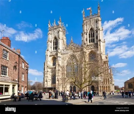  York Minster, Uma Catedral Gótica Imponente e um Tesouro Histórico na Cidade de York!